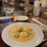 Keep it simple - dinner at the bar, glass of white.🍷 #amatanyc